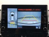 車の全周囲の画像が表示されます。運転席から見づらい個所なども、上空から見たような映像で確認できます。映像のきりかえも出来、後方確認だけでなく大変便利な機能です。
