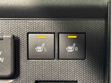 寒い日のドライブを快適にする運転席&助手席シートヒーターが付いてます。その隣にはアクセサリーソケット(12V/120W)も装備されています。