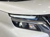 【LEDヘッドライト】悪天候や夜間走行時も良好な視界を確保し安心して運転できる高輝度LEDヘッドライトを装備!点灯速度が早く、消費電力も抑えられています。