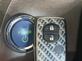 【スマートキー】カバンやポケットに入れたままでもドアの施錠・解錠が可能なスマートキーを装備。エンジンのオン・オフ時もカギを取り出す必要が無いからとっても便利です♪
