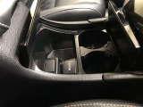フロントコンソールには小物入れとカップホルダー2個が収納として設置されています。使用しないときはふたを閉めてスッキリとした見た目に!