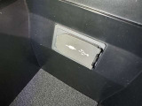 充電用USB端子付き。スマートフォンなどの充電に便利です。