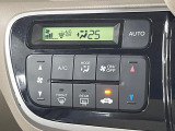 【オートエアコン】一度お好みの温度に設定すれば、車内の温度を検知し風量や温度を自動で調整。暑い&hellip;寒い&hellip;と何度もスイッチ操作をする必要はありません。快適な車内空間には必須の機能ですね♪