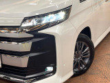 【LEDヘッドライト】悪天候や夜間走行時も良好な視界を確保し安心して運転できる高輝度LEDヘッドライトを装備!点灯速度が早く、消費電力も抑えられています。