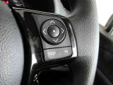 ステアリングスイッチは前方から目を離すことなく操作することが可能。わき見運転の防止に。