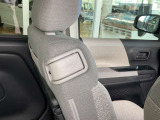 運転席からでも助手席シートを倒すことができちゃいます。