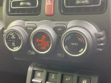【オートエアコン】一度お好みの温度に設定すれば、車内の温度を検知し風量や温度を自動で調整。暑い&hellip;寒い&hellip;と何度もスイッチ操作をする必要はありません。快適な車内空間には必須の機能ですね♪