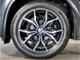 【BMWアロイホイル】軽量かつ強度に拘ったアロイホイル。走行性能ポテンシャルを引き出す設計。車の足元を引き締めてくれる大きなポイントはアロイホイルです。