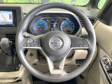 インテリアに合わせたデザインのステアリングは、運転される方のことも考え、運転しやすい形状、大きさです。是非一度、実際に触ってお確かめください。