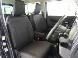 【清潔感のある運転席&助手席】隅々までクリーニングの行き届いた運転席&助手席。目立ったシミや汚れ等もございません。快適なドライブをどうぞ。