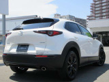 SUVであるCX-30のデザインコンセプトは「Sleek & Bold」。「Sleek(滑らかさ)」と「Bold(大胆さ)」をミックスさせ、クーペのような伸びやかな美しさとSUVらしい力強さの融合を目指しています。