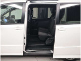 スライドドアの良いところは、乗り降りしやすく、隣の車両にドアをぶつける心配がないことですよね。両側電動スライドドアですから、運転席から開け閉めが操作できますよ。