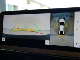 パノラミックビューモニター付きです。車両を上から見たような映像をディスプレイオーディオ画面に表示。運転席からの目視だけでは見にくい、車両周辺の状況をリアルタイムでしっかり確認できます。