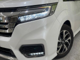 【LEDヘッドライト】悪天候や夜間走行時も良好な視界を確保し安心して運転できる高輝度LEDヘッドライトを装備!点灯速度が早く、消費電力も抑えられています。