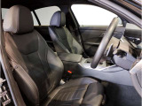 【コックピットシート】BMW車の主役席。車体中央にくる様に配置し車両重心とが一致する事でドライバーと車との一体感あるドライビングを実現。人間工学に基づき形成した形状が長時間のドライブ疲労も軽減します!
