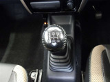 マニュアル車です。
