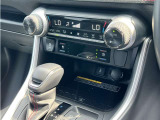左右独立温度コントロールフルオートエアコンです。運転席、助手席それぞれで独立して温度設定ができます。冷え性の方が乗っても安心ですね♪