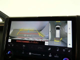 パノラミックビューモニター付きです。車両を上から見たような映像を画面に表示。運転席からの目視だけでは見にくい、車両周辺の状況をリアルタイムでしっかり確認できます。