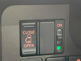 【パワースライドドア】スマートキーや運転席のスイッチでスライドドアの開閉が可能♪電動だから力を入れてドアを開ける必要が無く、小さいお子様でも、重い荷物を持っている時もラクに開け閉めできます♪