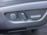 細やかな位置調整が可能な運転席電動シート。腰を支えるランバーサポートや、2名分のポジションを記憶できるシートメモリー機能も装備。マツダがこだわる「人馬一体」の快適なドライブをサポートします。