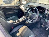 運転席も広々とゆったりしております。アームレストも装備しており快適にドライブしていただけます。