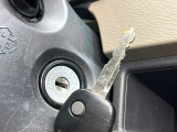 【キーレス】少し離れた場所からでもボタン一つでドアの開錠・施錠ができるのでとっても便利!ドアの鍵穴周りに傷をつけることもありません♪