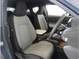 【清潔感のある運転席&助手席】隅々までクリーニングの行き届いた運転席&助手席。目立ったシミや汚れ等もございません。快適なドライブをどうぞ。