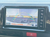 【バックカメラ】駐車時に後方がリアルタイム映像で確認できます。大型商業施設や立体駐車場での駐車時や、夜間のバック時に大活躍!運転スキルに関わらず、今や必須となった装備のひとつです!