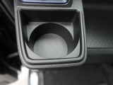 カップホルダーは運転席や助手席からちょうど手の届く位置です!!