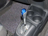 誤操作の少ないゲート式シフトレバーを装備しております。