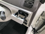 収納式のドリンクホルダー付きです!