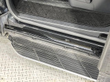 メーカーオプションの【ユニバーサルステップ】を装備。スライドドアと連動したステップにより、小さなお子様の乗り降りがし易くなります♪