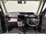 美しいデザインの運転席空間。フロントガラス面積や位置取りが良く、前方・右前・左前方向の視認性がいいですよ!
