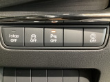 運転席脇のクラスタースイッチ部分にはパーキングセンサー、その他走行系スイッチを集中配置しております。