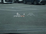 カラーヘッドアップディスプレイ付き。少ない視線移動で情報を確認できるので、運転の疲労軽減に繋がりますよ♪