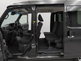 ドアは広く開き、荷物を持ちながらの乗り降りも楽になります。