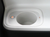 ホッとカップホルダーが運転席・助手席にあります。ホットドリンクをちょうど良い温度でキープしてくれる保温機能付で嬉しいです。