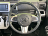 インテリアに合わせたデザインのステアリングは、運転される方のことも考え、運転しやすい形状、大きさです。是非一度、実際に触ってお確かめください。