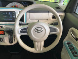 インテリアに合わせたデザインのステアリングは、運転される方のことも考え、運転しやすい形状、大きさです。是非一度、実際に触ってお確かめください。