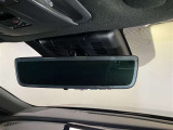 【デジタルインナーミラー】後方のカメラ映像をルームミラーに映し出す装置で荷物や乗員に視界を遮られる事無くしっかり確認できます。