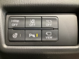 運転席脇のクラスタースイッチ部分にはカメラ切り替えスイッチ、パーキングセンサー、ステアリングヒーター、その他走行系スイッチを集中配置しております。