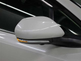 サイドターンランプ付きドアミラー。車両のドレスアップと右左折時の被視認性を兼ね備えたお洒落なミラーです。