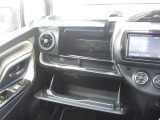 助手席には多くの収納スペースがあります!
