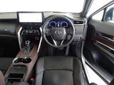革巻きステアリングで快適な操作性の運転席です。