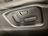 運転席にはパワーシートを装備!シート位置を記憶するメモリー機能付きなのでご夫婦で2名分セットすると便利です♪
