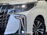 【LEDヘッドライト】悪天候や夜間走行時も良好な視界を確保し安心して運転できる高輝度LEDヘッドライトを装備!点灯速度が早く、消費電力も抑えられています。