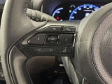 ステアリングスイッチ付きで、運転中に視線を前に向けたまま操作できます。