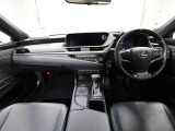 上質で落ち着いた印象のインパネ。視界も広々で運転しやすいです。