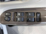 パワーウィンドウのスイッチですよ。 運転席に居ながら窓を開け閉めのコントロールできますよ。 ロック機能で、子供がイタズラして窓を開けるという事も無くなりますよ。