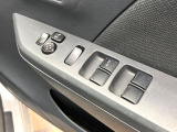 【電動格納ミラー】サイドミラーは電動格納式となっており、狭い駐車場でもキズがつくリスクを抑えられます。
